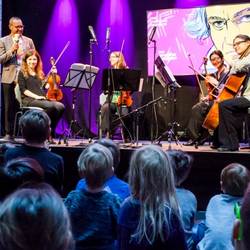 Musikvermiitlung Freiburg - Musiker auf einer Bühne mit Zuschauern